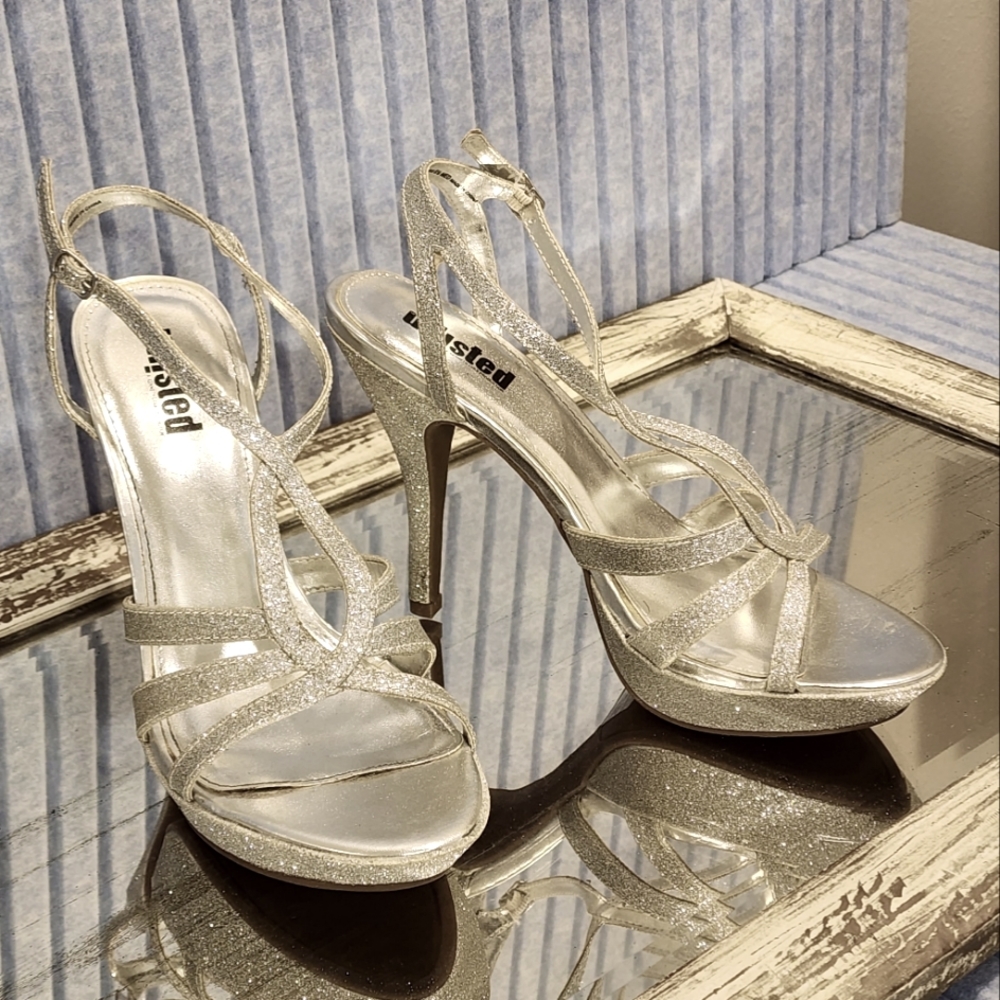UNLISTED by Kenneth Cole Sparkly silver glitter strappy platform 4" heels sz:9✨️